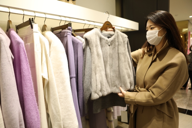 고객이 시선인터네셔널 브랜드 미샤에서 겨울 의류를 쇼핑하고 있다. / 사진 = 롯데백화점