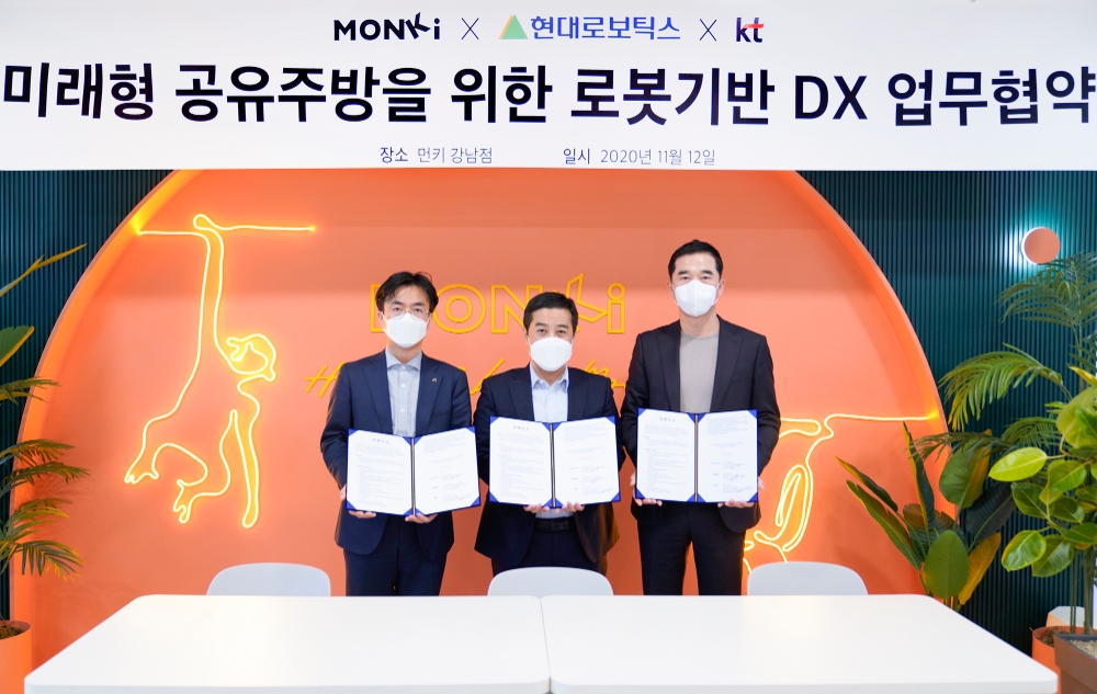 KT 광화문빌딩 East에서 열린 ‘공유주방 외식 디지털 전환(DX) 추진을 위한 업무협약식’. (왼쪽부터) 윤대규 현대로보틱스 연구담당 상무, 김혁균 먼슬리키친 대표, 임채환 KT AI B2B사업담당 상무/사진=KT