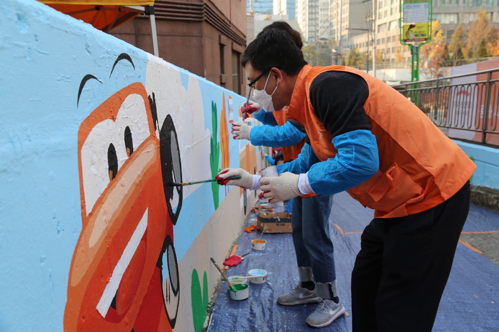 강성수 한화손해보험 대표이사가 벽화 작업을 하고 있다/사진=한화손해보험