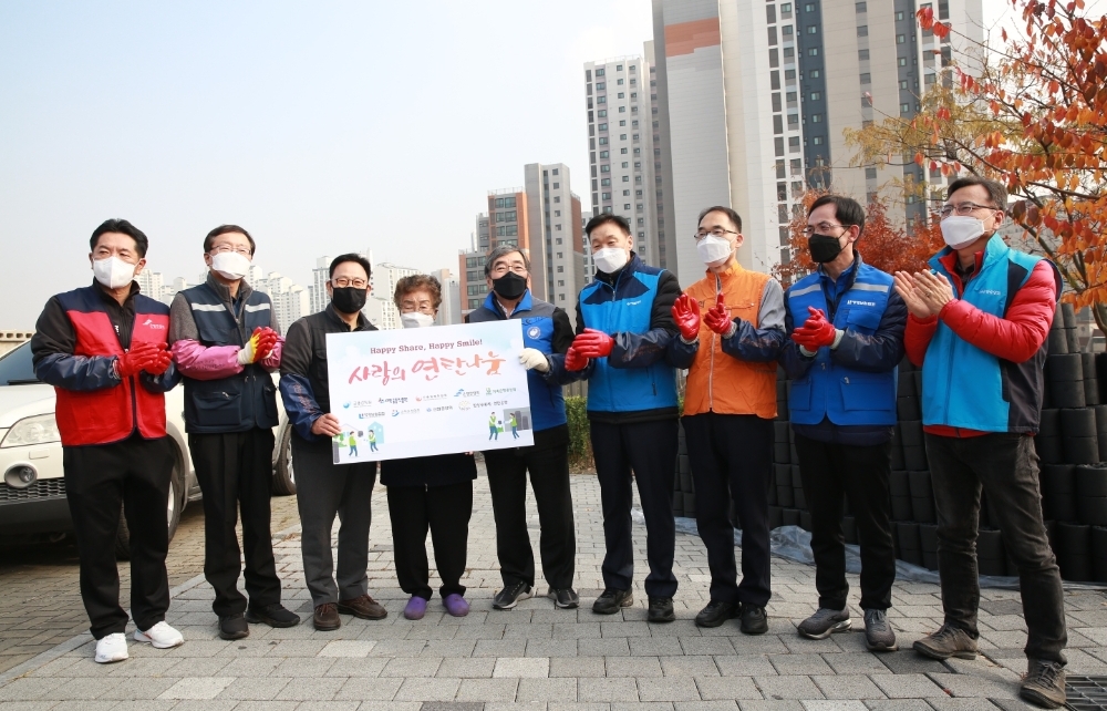 윤석헌 금융감독원장(왼쪽 다섯 번째)과 이계문 서민금융진흥원장(왼쪽 여섯 번째), 허기복 연탄은행 대표(왼쪽 세 번째) 등 금융권이 13일 합동 ‘사랑의 연탄나눔’을 실시했다. /사진=금융감독원