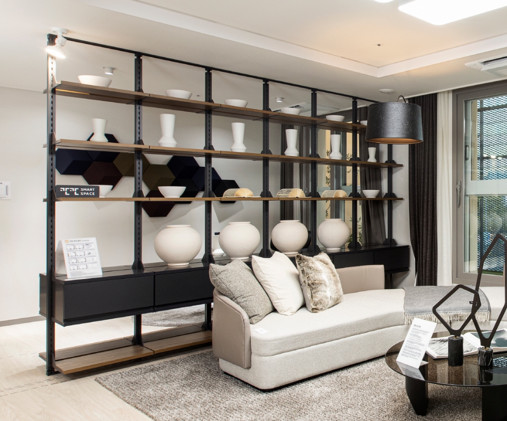 거실과 침실 사이에 설치된 모듈형 칸칸시스템 모습. / 사진제공 =코오롱글로벌