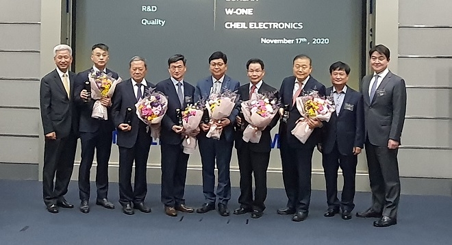 (왼쪽부터) 황갑식 르노삼성자동차 구매본부장, 강남욱 ㈜제일전자공업 대표, 양수석 에스피엘 대표, 김한진 ㈜신대림정밀공업 대표, 남영 유일고무 대표, 한재석 더블유원 대표, ㈜은산해운항공 양재생 대표, 나기원 르노삼성자동차협력업체협의회(RSSA) 회장 겸 신흥기공 대표, 류동엽 르노삼성자동차협력업체협의회(RSSA) 수석부회장 겸 동원테크 대표.