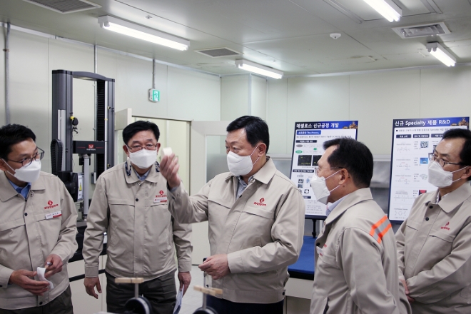 신동빈 롯데그룹 회장(오른쪽 네 번째)이 18일 오후 롯데정밀화학 울산공장을 방문한 모습. / 사진 = 롯데지주