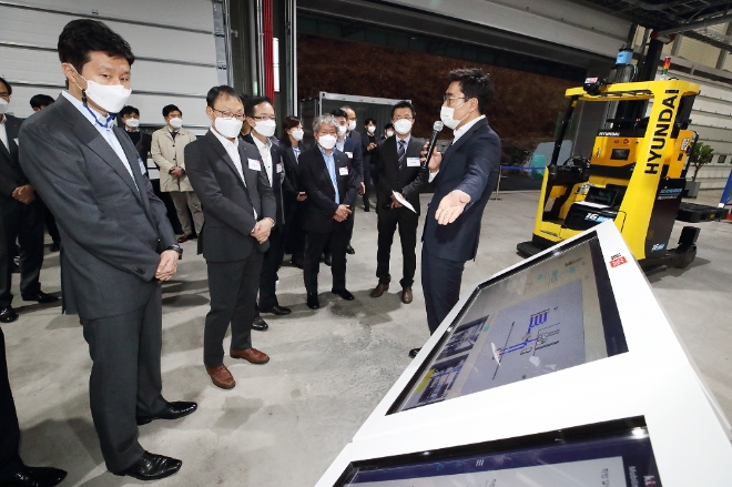 KT는 18일 현대중공업그룹과 함께 경기도 광주시 현대로보틱스 로봇물류시스템 데모센터에서 ‘제1회 KT-현대중공업그룹 사업협력위원회 총회’를 열고, 5개월 동안의 협업 성과를 공유했다. 사진=KT.