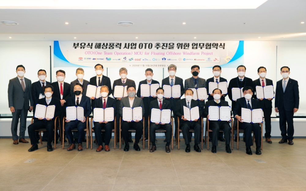 안재현 SK건설 사장(앞줄 왼쪽 네번째)과 협약식에 참석한 15개사 관계자들이 행사를 마친 후 기념촬영을 하고 있는 모습. / 사진=SK건설