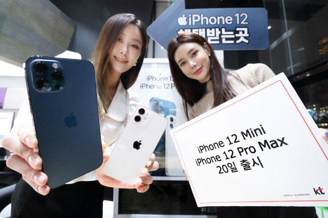 KT는 20일 전국 KT 매장 및 공식 온라인몰 KT샵에서 애플 아이폰12 프로맥스와 아이폰12 미니를 공식 출시한다./사진=KT.
