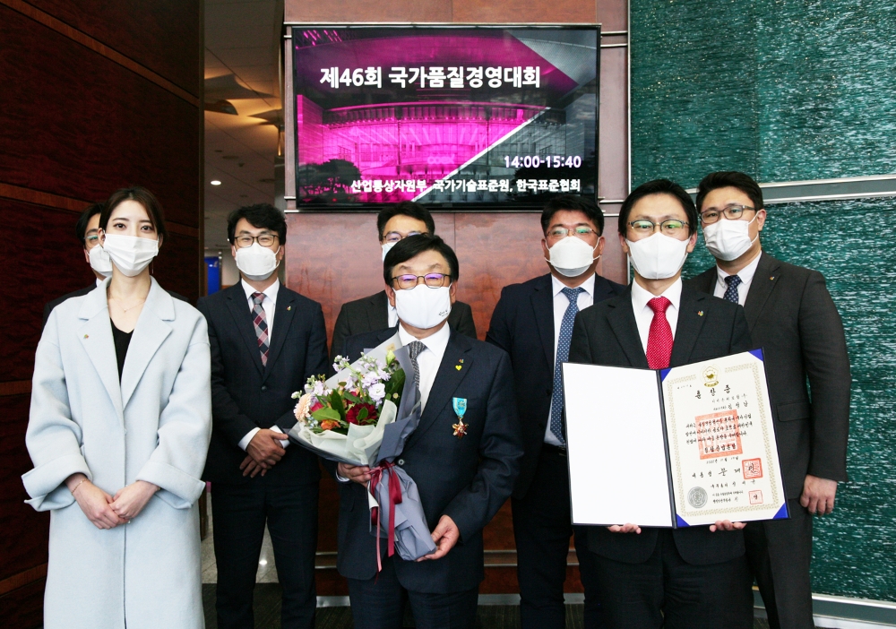 (앞줄 중앙) 김정남 DB손해보험 부회장과 경영혁신파트 직원들이 기념촬영을 하고 있다/사진=DB손해보험