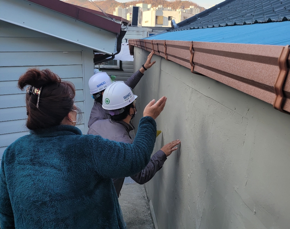 지붕 보수 부분에 누수가 발생하지 않도록 점검중인 반도건설 직원들. / 사진제공 = 반도건설