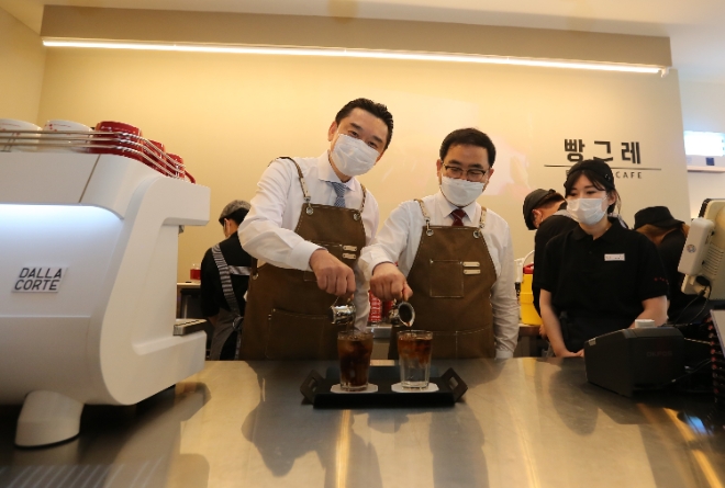 하이트진로 김인규 대표(왼쪽)와 창원시 허성무 시장(오른쪽)이 빵그레에서 함께 음료를 제조하고 있다. / 사진 = 하이트진로