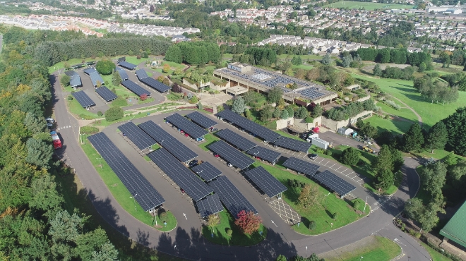 한화큐셀은 지난달 영국 최대 보험사인 아비바(Aviva)의 주차장 태양광 발전소에 모듈을 공급했다. 사진=한화큐셀.