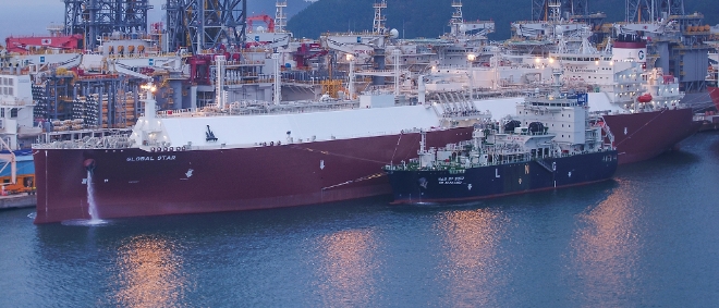 대우조선해양은 건조 중인 LNG운반선에 액화천연가스를 공급하는 선박 대 선박 LNG 선적작업 첫 실증 테스트를 성공적으로 마쳤다. 사진=대우조선해양.