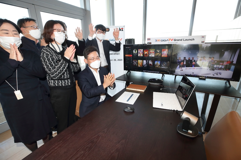 KT 광화문빌딩에서 KT 임직원들이 태국 3BB사와 화상회의를 연결해 IPTV 런칭 순간을 함께 축하하고 있다./사진=KT