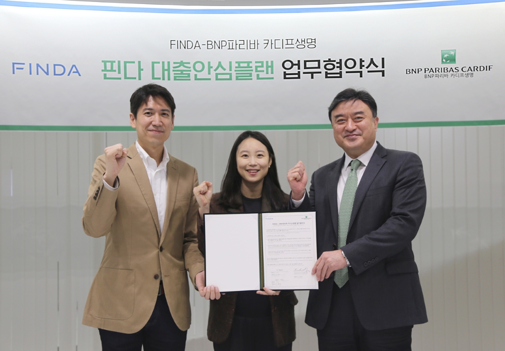 (왼쪽부터) 박홍민·이혜민 핀다 공동 대표이사, 오준석 BNP파리바 카디프생명 대표이사 사장이 협약식 후 기념촬영을 하고 있다./사진=핀다