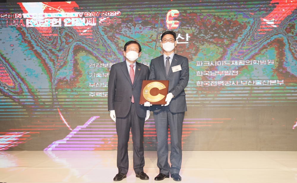 김영춘 기술보증기금 이사(오른쪽)가 지난 30일 서상목 한국사회복지협의회장(왼쪽)으로부터 지역사회공헌 인정기관 인정패를 수여받았다. /사진=기보