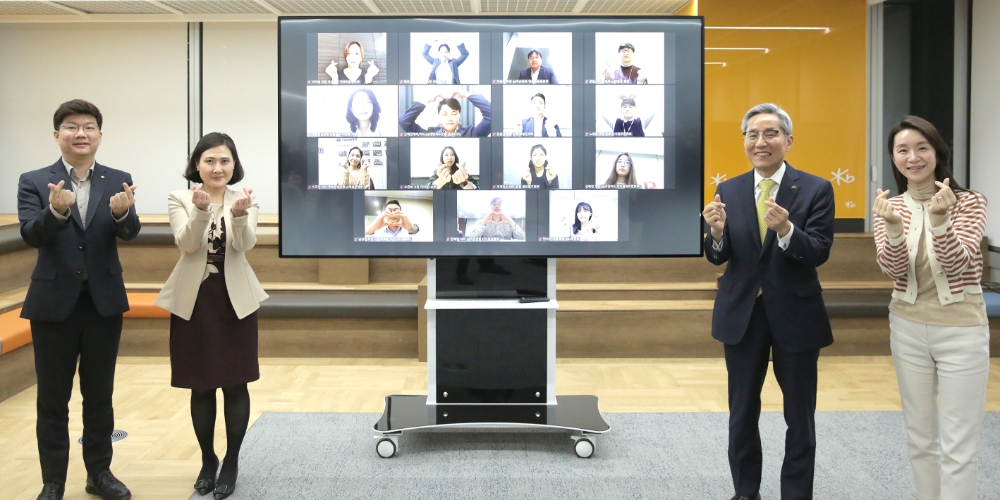 윤종규 KB금융그룹 회장이(오른쪽 두 번째)이 지난 2일 ‘e-타운홀미팅’을 가졌다. /사진=KB금융그룹
