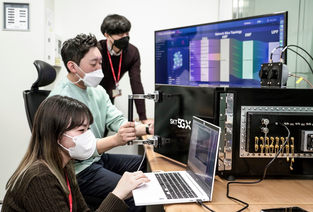 SK텔레콤 연구원들이 분당 기술원에서 네트워크 슬라이스 기술과 장비를 테스트하고 있다. 사진=SK텔레콤