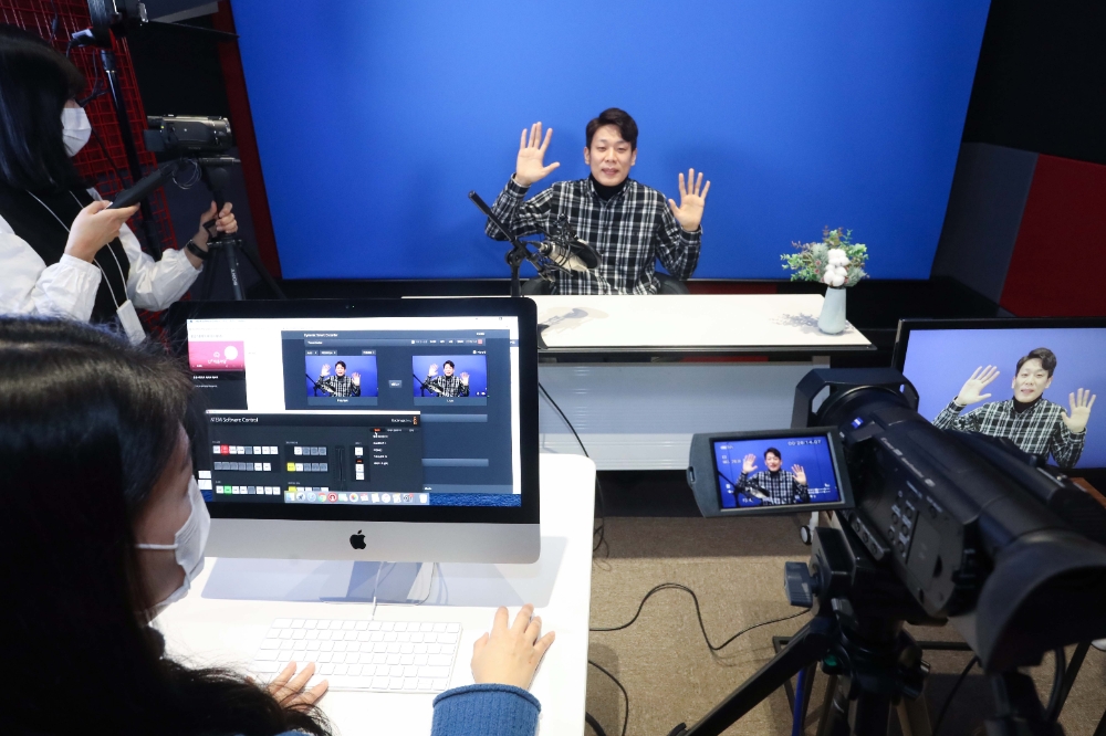 U+Seer 라운지에서 U+배움마당에 업로드 될 학습콘텐츠를 촬영하고 있는 모습. 사진=LG유플러스