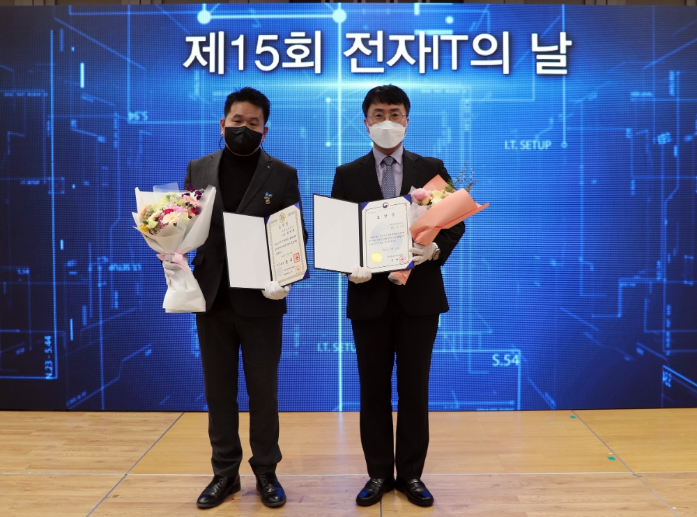 전성원 위니아전자 상무(왼쪽)와 민기훈 위니아에이드 책임(오른쪽)이 ‘제15회 전자IT의 날’ 국무총리 표창과 산업통상자원부 장관상 표창을 수상했다. 사진=대유위니아그룹