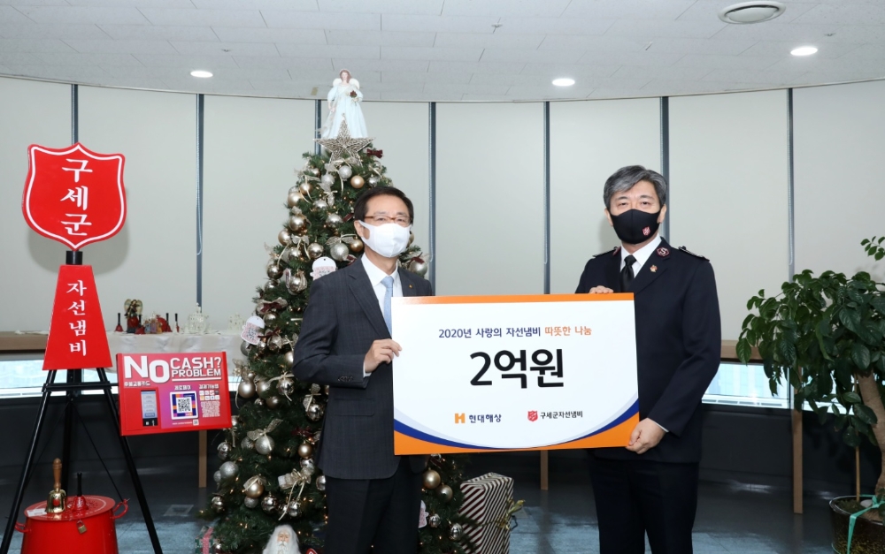 현대해상은 11일 구세군에 불우이웃돕기 성금 2억 원을 전달했다고 밝혔다. 성금 전달 후 조용일 현대해상 대표이사(왼쪽)와 장만희 구세군 사령관(오른쪽)이 기념촬영을 하고 있다/사진=현대해상