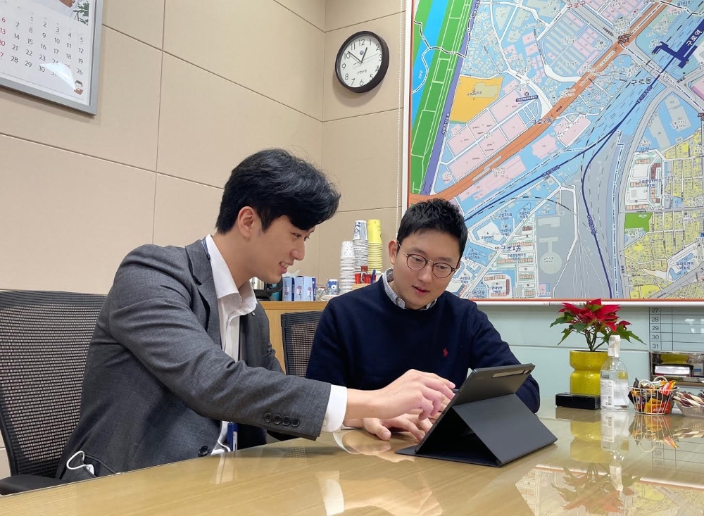 신한은행이 고객 상담과 은행업무가 가능한 태블릿 영업점 ‘STAB’을 출시했다. /사진=신한은행