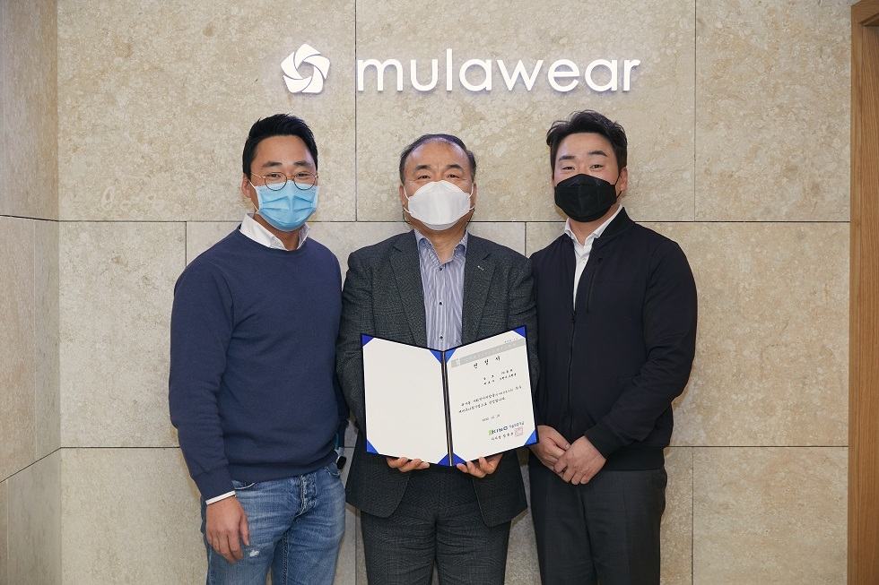 백경호 기술보증기금 이사(가운데)가 일자리창출 우수기업으로 선정된 뮬라 조현수 대표이사(왼쪽)와 조현웅 대표이사(오른쪽)에게 선정서를 증정했다. /사진=기보가 함께 기념촬영을 하고 있다.