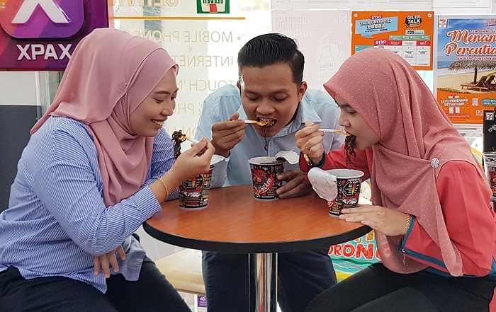 말레이시아 쿠알라룸프르의 한 편의점에서 현지 소비자들이 신세계푸드의 ‘대박라면’을 먹고 있다. / 사진제공 = 신세계푸드
