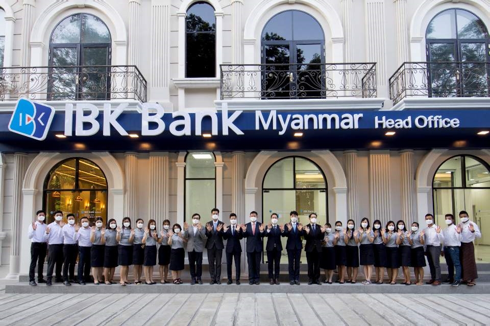 지난달 30일 현지법인 설립 최종인가를 획득한 ‘IBK미얀마은행’ 본점 앞에서 직원들이 기념촬영을 하고 있다./사진=IBK기업은행