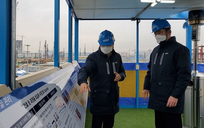 이재용 부회장이(오른쪽)이 평택3공장 공사 진행 상황을 보고 받고 있다. 사진=삼성전자.