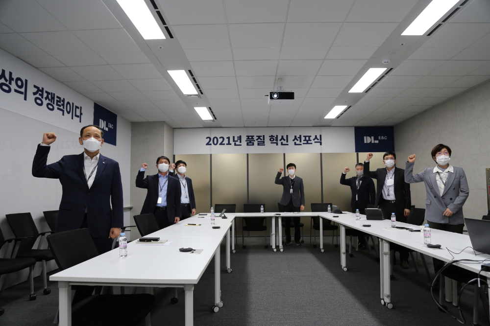 DL이앤씨 이규성 주택사업본부장(왼쪽 첫 번째)과 임직원들이 품질혁신 선포식을 진행하고 있다. / 사진=DL이앤씨