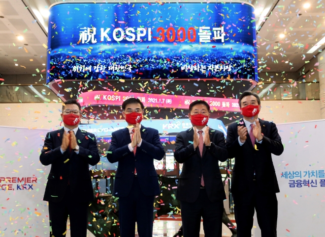 한국거래소는 7일 오후3시30분 장종료와 함께 코스피지수 3000 돌파기념으로 색종이를 날리는 퍼포먼스를 개최했다. (왼쪽부터) 정일문 한국투자증권 대표이사, 손병두 한국거래소 이사장, 나재철 금융투자협회장, 박현철 부국증권 대표이사./ 사진=한국거래소