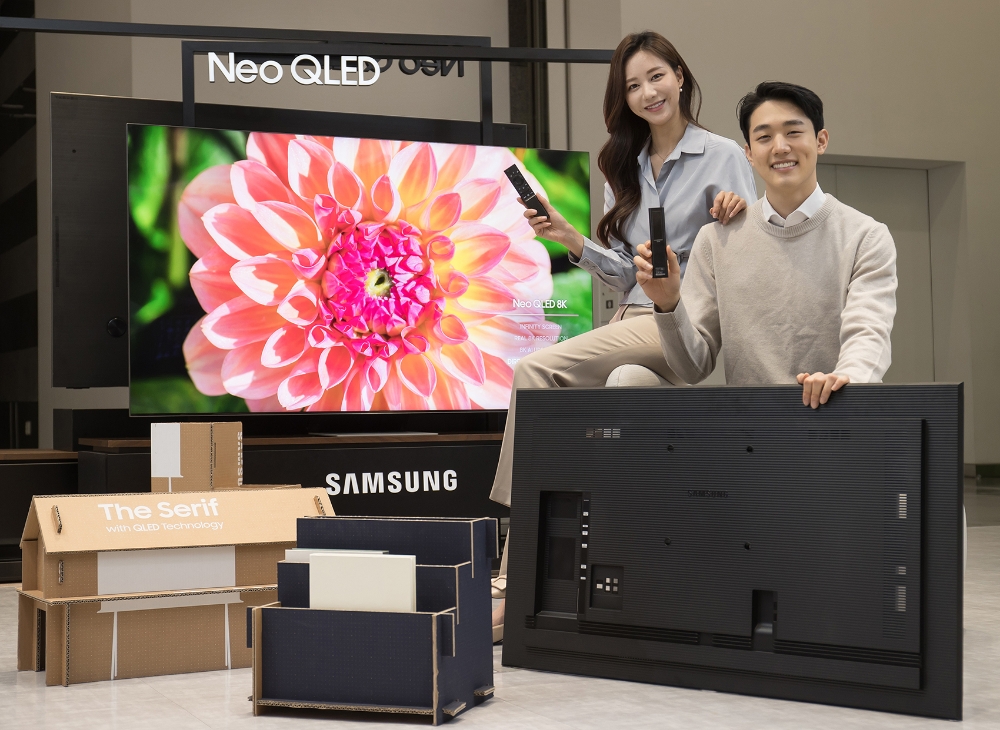 삼성전자 모델이 수원 삼성 디지털시티에서 2021년 신제품 Neo QLED TV와 새롭게 적용된 솔라셀 리모컨, 에코 패키지를 소개하고 있다. 사진=삼성전자
