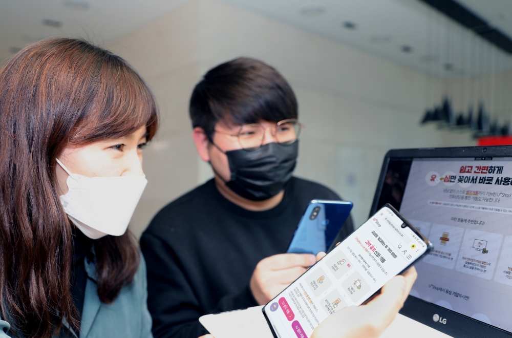 유샵에서 셀프개통 서비스를 이용하고 있는 모습. 사진=LG유플러스