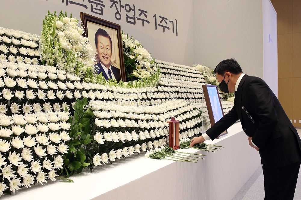 롯데 신동빈 회장이 18일 오전 롯데월드타워에 마련된 제단에 헌화를 하고 있다. / 사진제공 = 롯데지주