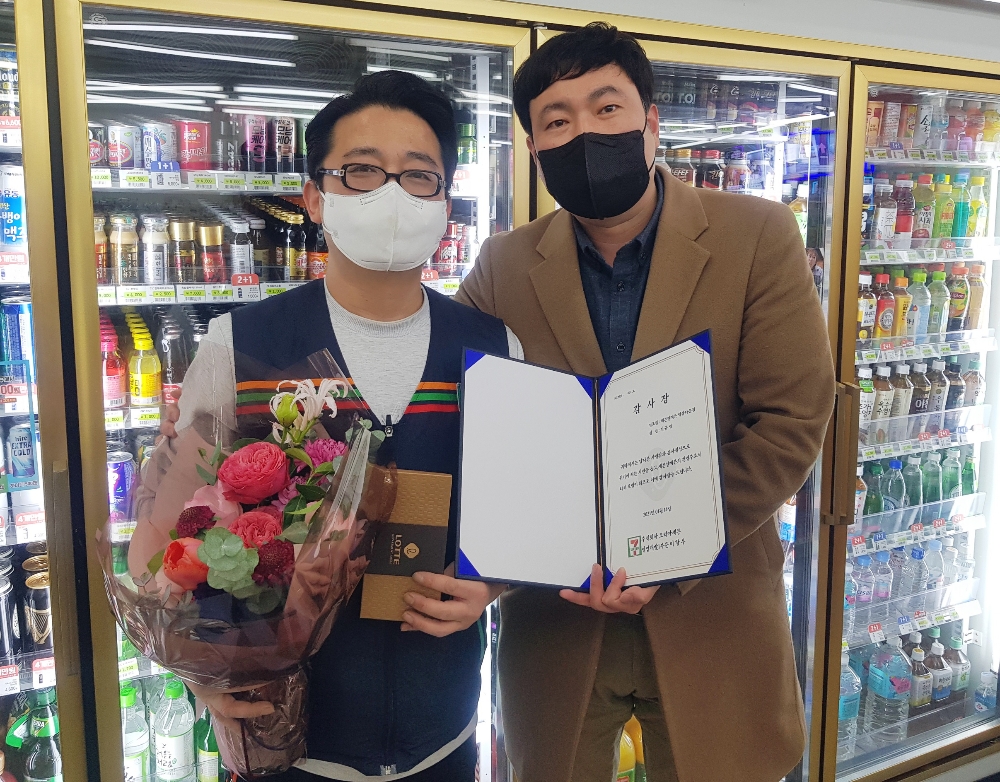 김규범 역삼타운점 경영주에게 이정한 세븐일레븐 강남지사장이 감사장 전달 후 기념촬영을 하고 있다. / 사진제공=코리아세븐