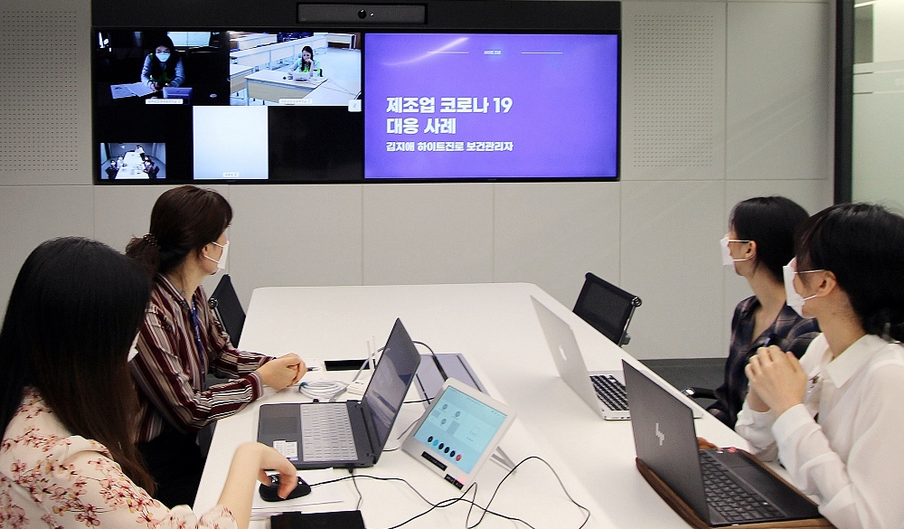 지난해 9월, 직업건강협회에서 진행한 코로나19 사업장 대응방안 세미나에서 하이트진로 보건관리자가 제조업 대표 우수사례로 발표를 진행하고 있다. / 사진제공 = 하이트진로