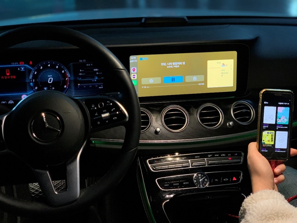 벤츠 차량에서 애플 카플레이를 통해 밀리의 서재 오디오북을 실행하고 있다. 사진=밀리의 서재
