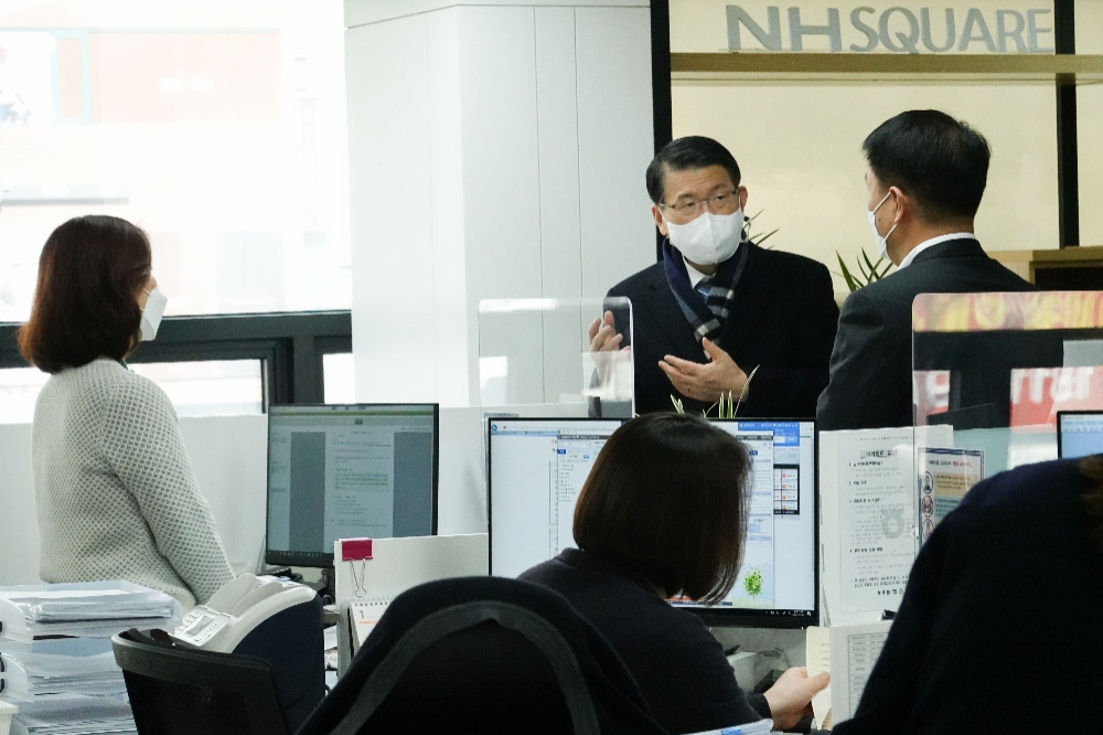 은성수 금융위원장이 기업은행 공덕동 지점을 방문해 설명을 듣고 있다./사진=금융위원회