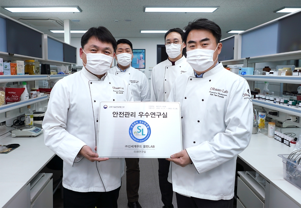 신세계푸드 R&D센터 미래연구실 임직원들이 ‘2020 안전관리 우수연구실’ 인증서를 들고 기념 촬영을 하고 있다. / 사진제공 = 신세계푸드