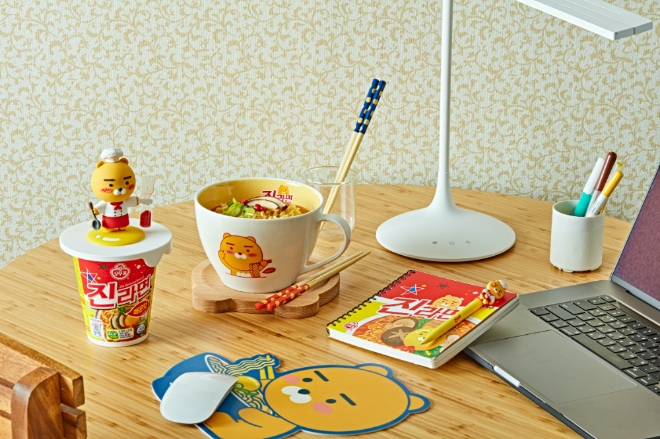 카카오프렌즈는 오뚜기와 협업해 ‘라이언X진라면’ 한정판 굿즈를 출시한다. 사진=카카오.