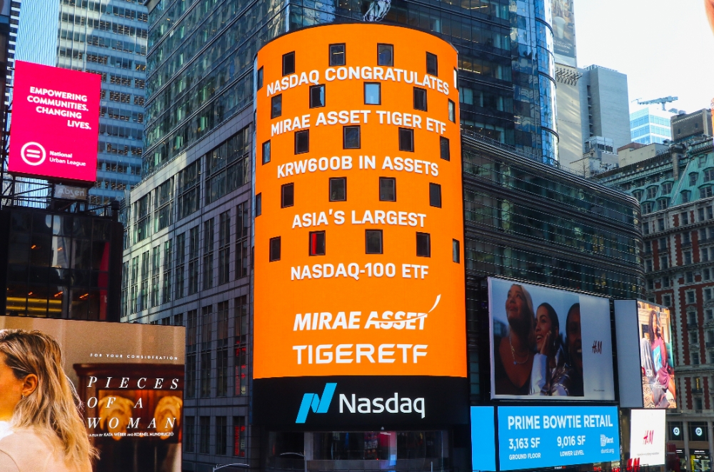 미국 뉴욕 타임스퀘어에 위치한 나스닥 마켓사이트(NASDAQ MarketSite)에 표시된 TIGER나스닥100 ETF 순자산 6000억원 돌파 축하 메시지 / 사진제공= 미래에셋자산운용(2021.01.25)