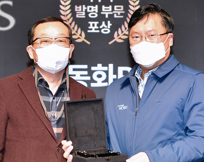 현대모비스 조성환 사장(왼쪽)과 안병기 전동화BU 전무.