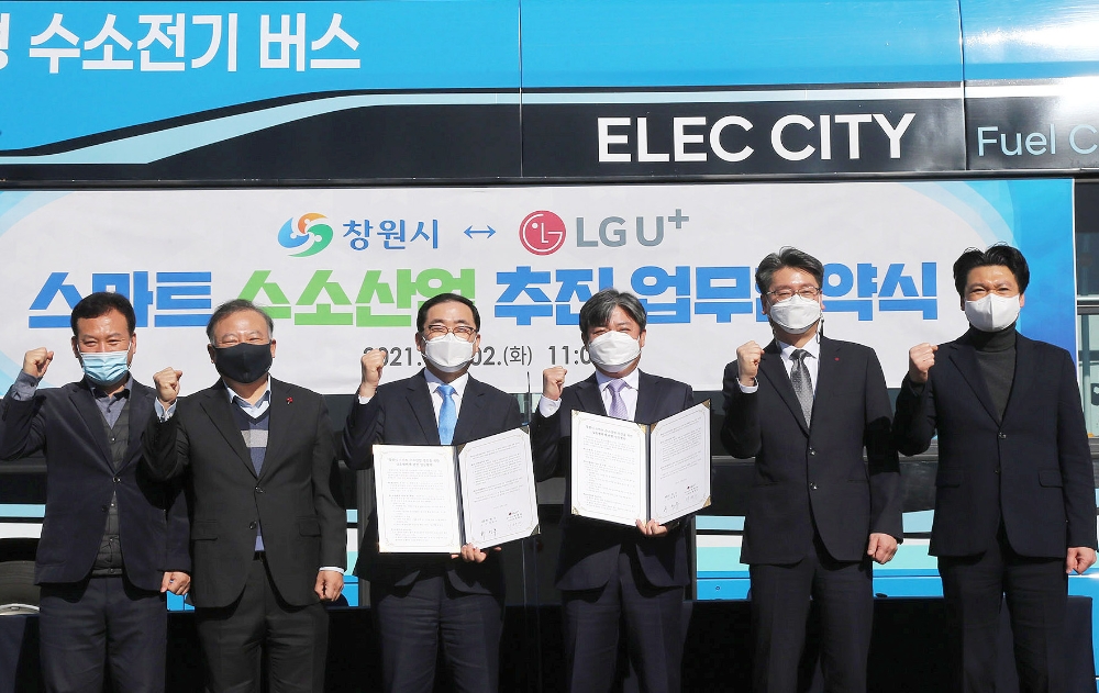 최택진 LG유플러스 기업부문장 부사장(오른쪽 세번째)과 허성무 창원시 시장(왼쪽 세번째)이 창원시청 본관 앞에서 업무협약 체결을 기념해 촬영하고 있다. 사진=LG유플러스