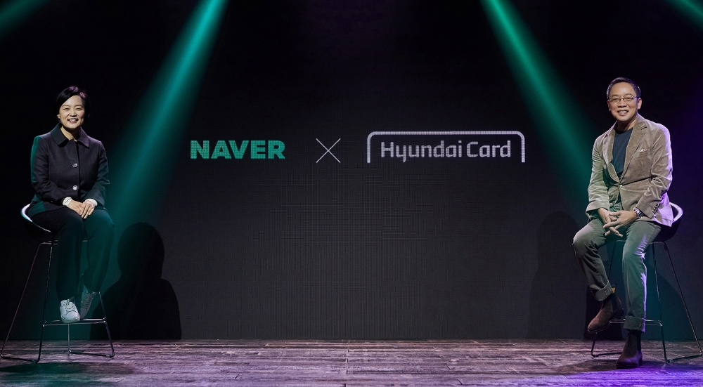 정태영 현대카드 부회장(오른쪽)과 한성숙 네이버 대표(왼쪽)가 지난달 1일 네이버 전용 PLCC 출시 관한 파트너십 계약을 체결했다. /사진=현대카드