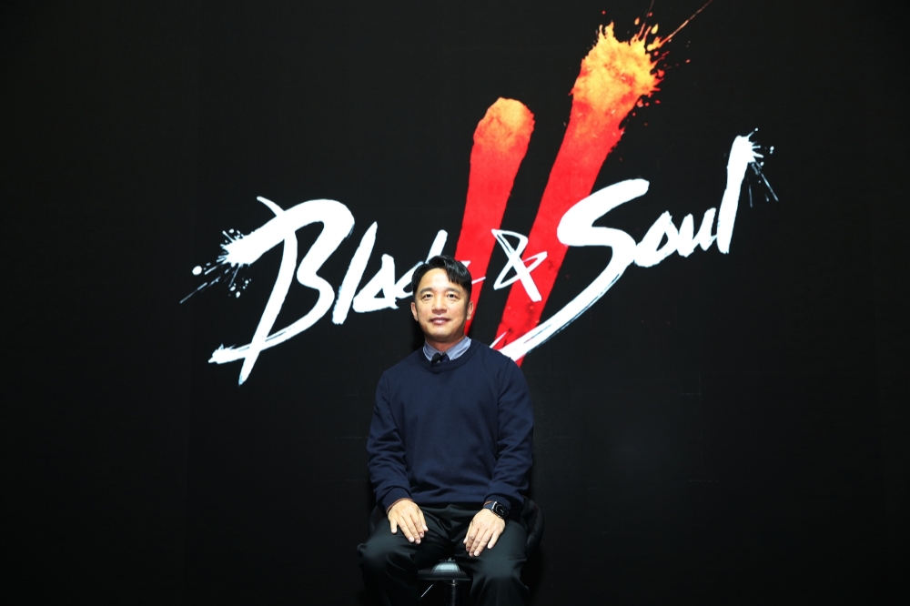 김택진 엔씨 대표가 '블레이드&소울2'를 소개하고 있다. 사진=엔씨소프트 