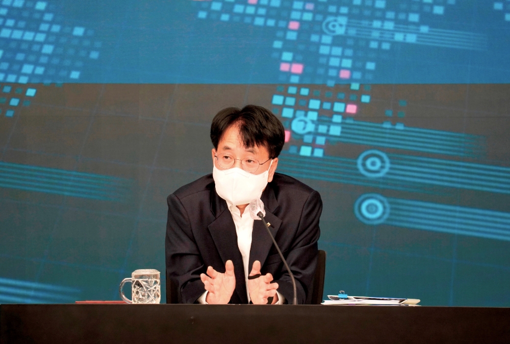 손병환 NH농협금융지주 회장이 지난 9일 서울 중구 농협금융 본사 화상회의실에서 열린 2021년 제1차 ‘농협금융 DT추진최고협의회’에서 회의를 주재하고 있다./사진=NH농협금융지주