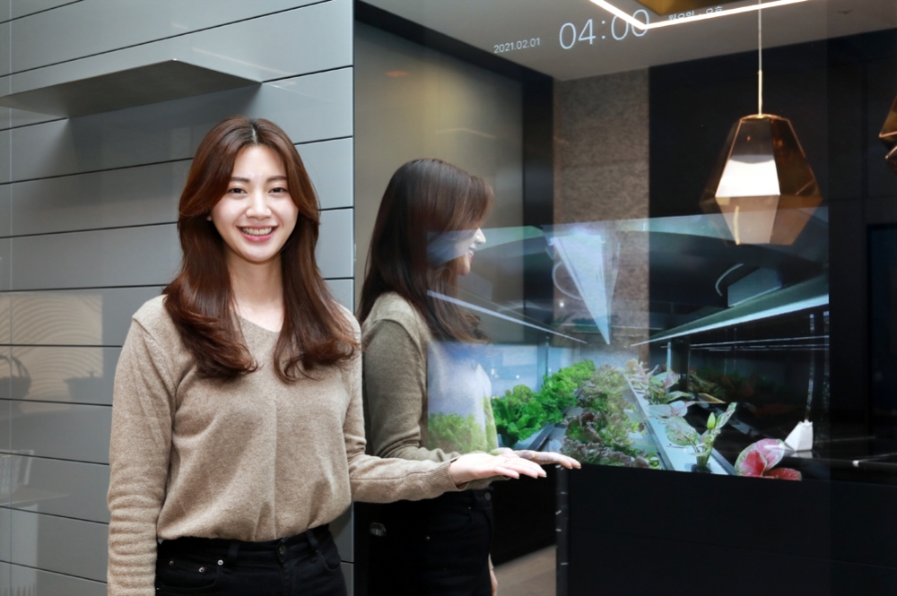RAI 라이프관의 주방에서 공용부에 설치된 스마트팜의 모습을 확인하고 있다./ 사진제공 = 삼성물산