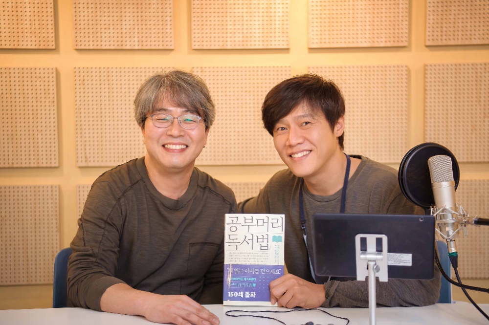 최승필 작가(왼쪽)의 '공부머리 독서법' 오디오북에 배우 박호산(오른쪽)이 낭독으로 참여한다. 사진=윌라
