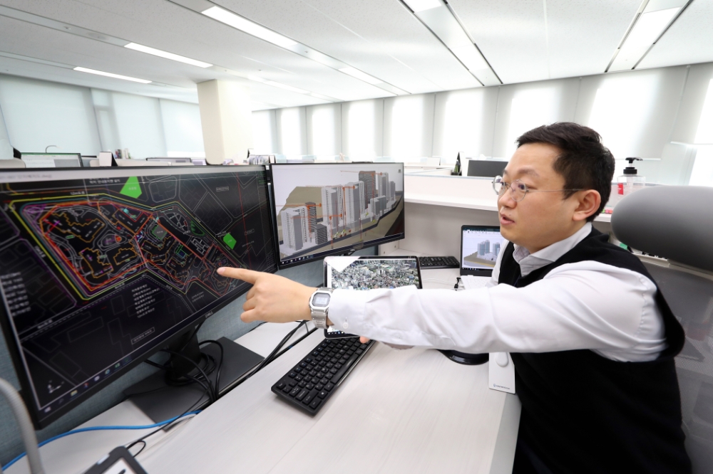 대우건설 직원이 4D 스마트모델링 프로그램을 설명하고 있다. / 사진=대우건설