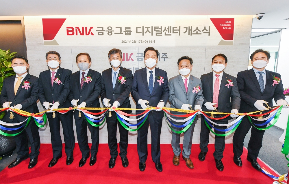 김지완 BNK금융그룹 회장(왼쪽에서 다섯 번째)이 그룹 디지털금융 고도화와 연구개발(R&D) 역량 강화를 위한 ‘BNK디지털센터’ 개소식에서 기념촬영을 하고 있다. 사진 왼쪽부터 김석규 BNK시스템 대표이사, 성동화 BNK신용정보 대표이사, 김병영 BNK투자증권 대표이사, 최우형 BNK금융지주 그룹 D-IT부문장, 김지완 BNK금융그룹 회장, 권오대 BNK디지털센터 센터장, 이윤학 BNK자산운용 대표이사, 도승환 BNK벤처투자 대표이사. /사진=BNK금융 제공