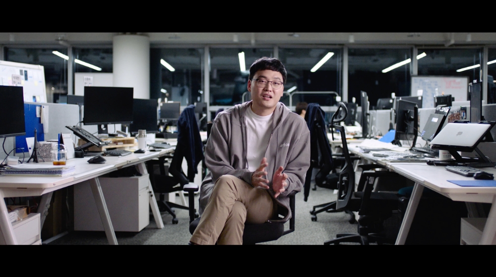 이승건 비바리퍼블리카 대표가 다큐멘터리 내에서 토스의 성장 스토리를 이야기하고 있다. /사진=토스